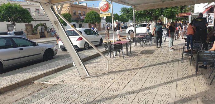 Estado de la terraza de Guillena tras el atropello sufrido por unos clientes por parte de un conductor.