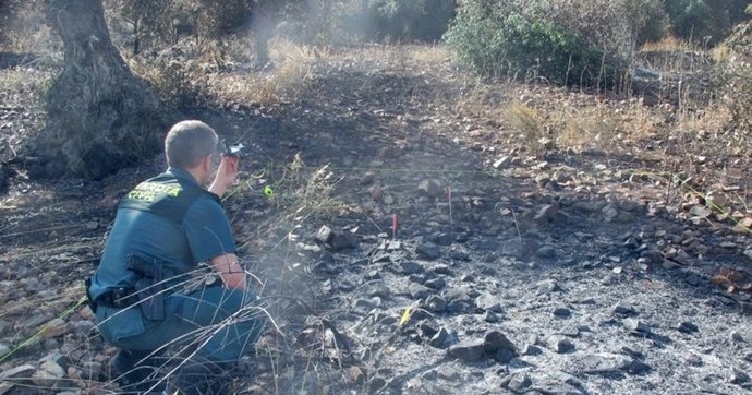 Investigación de un incendio por parte de la Guardia Civil