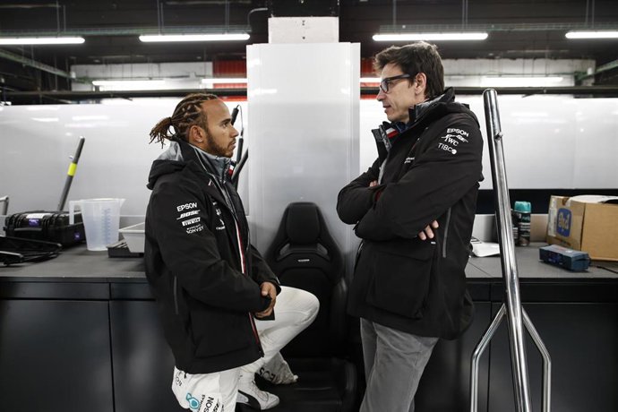Hamilton conversa con Wolff