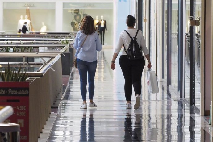 Dos mujeres pasean por el Centro comercial Vallsur en el primer día de la Fase 2 de desescalada