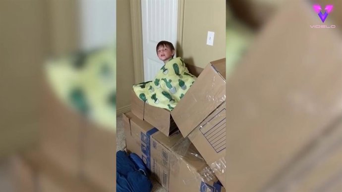 Un padre de familia construye un tobogán en las escaleras de su casa con cajas de cartón