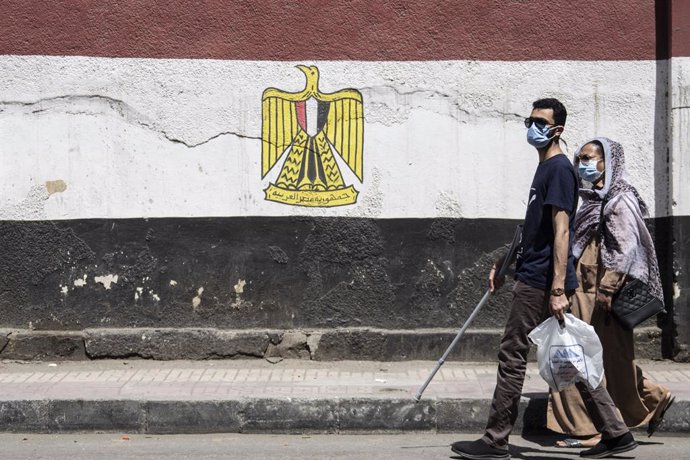 Una pareja con mascarilla en El Cairo