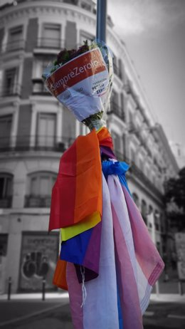 Una ofrenda floral con las banderas LGTBI y Trans recuerda el quinto aniversario del fallecimiento de Pedro Zerolo