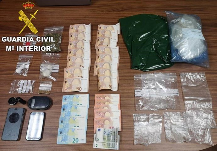 Efectos Intervenidos Al Detenido En Cacabelos (León) Por Un Supuesto Delito De Tráfico De Drogas.