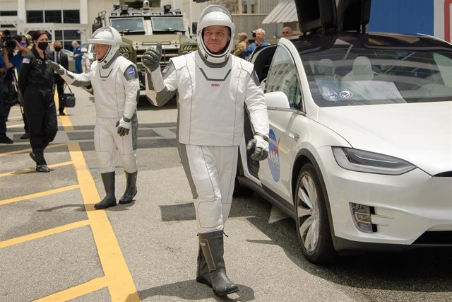 Los astronauts de la NASA Douglas Hurley (izq) y Robert Behnken (dcha), antes del lanzamiento de la nave Crew Dragon de SpaceX