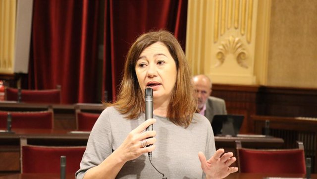 La presidenta del Govern, Francina Armengol, en el pleno del Parlament.