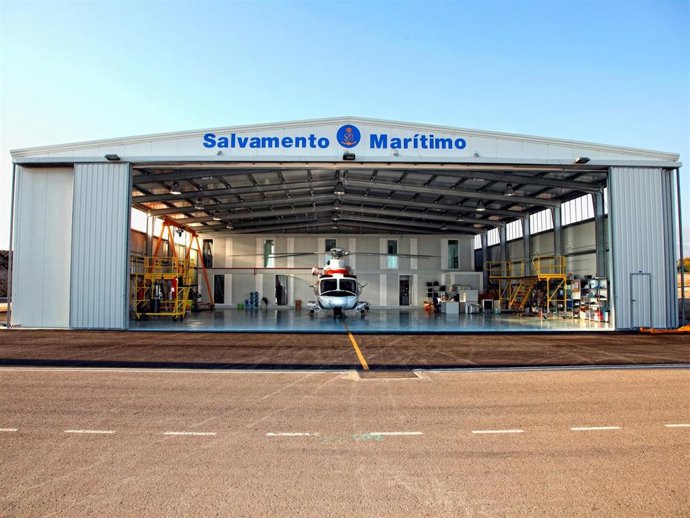 Helicóptero en el hangar de Salvamento Marítimo