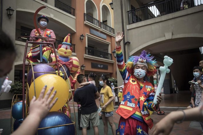 Espectáculo de payasos en Wuhan
