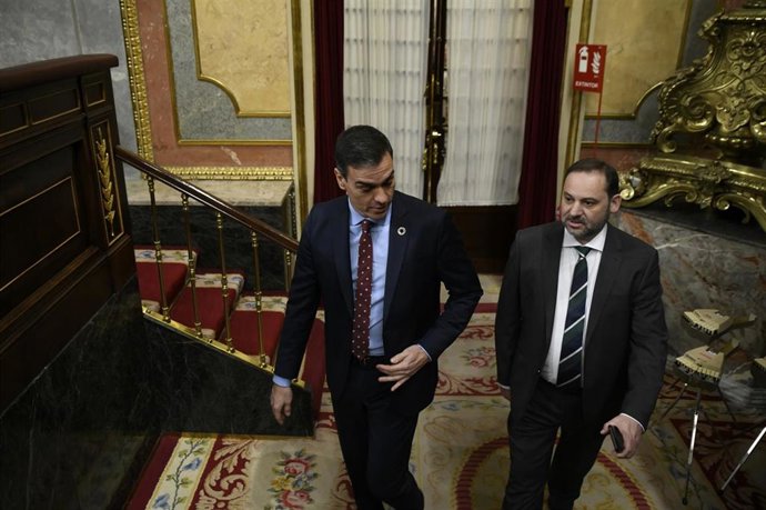 El presidente del Gobierno, Pedro Sánchez (i) y el ministro de Transportes, Movilidad y Agenda Urbana, José Luis Ábalos (d) a su llegada al Congreso de los Diputados.