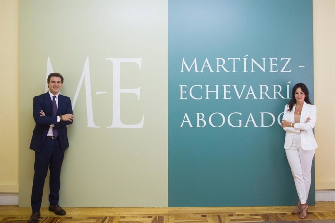 La abogada Rosalía Ortega con Albert Rivera en Martínez-Echevarría Abogados