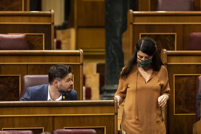 El portavoz de ERC, Gabriel Rufián, observa a la diputada de VOX Macarena Olona durante una sesión del Pleno del Congreso