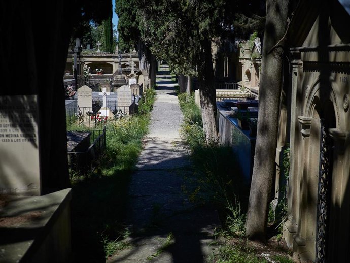 Vista de varias lápidas durante el primer día de apertura al público del cementerio de Pamplona una semana después de entrar en fase 1 de desescalada del confinamiento decretado por el Gobierno de España con motivo del coronavirus COVID19. En Pamplona, 