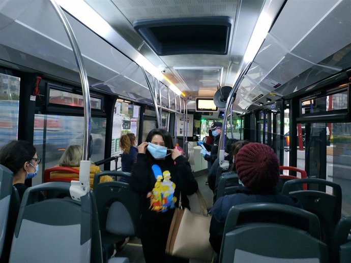 Reparto de mascarillas en el transporte público