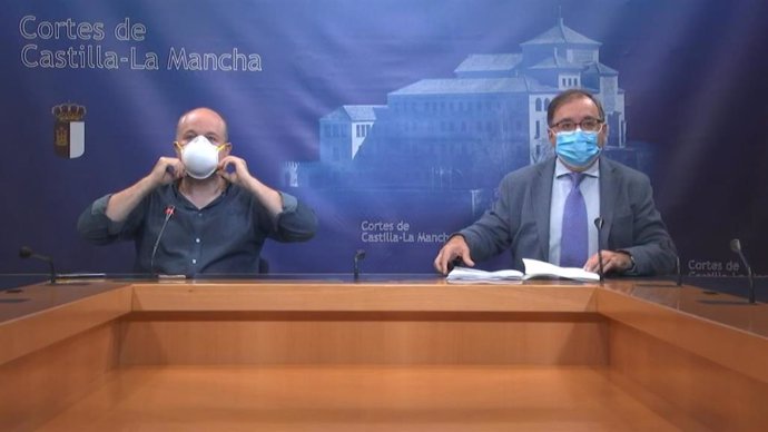 Los presidentes de los grupos parlamentarios de Cs y PSOE, Alejandro Ruiz y Fernando Mora, en rueda de prensa