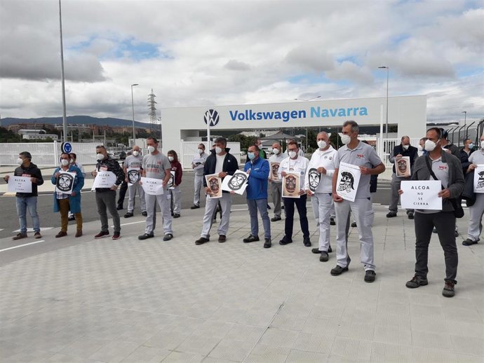 El comité de empresa de Volkswagen Navarra se concentra en apoyo de los trabajadores de Nissan y Alcoa.