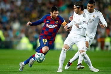 Messi intenta desbordar a Sergio Ramos y a Casemiro en el Real Madrid-FC Barcelona de LaLiga Santander 2019-2020