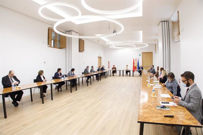 Encuentro de la presidenta Chivite con el personal investigador que trabaja en diez proyectos para combatir los efectos del COVID-19.