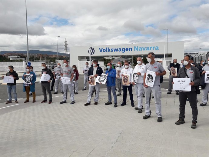 El comité de empresa de Volkswagen Navarra se concentra en apoyo de los trabajadores de Nissan y Alcoa.