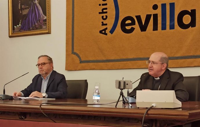 El presidente de Cáritas Andalucía, Mariano Pérez de Ayala, y el obispo auxiliar de Sevilla, Santiago Gómez, en la presentación de la memoria de 2019