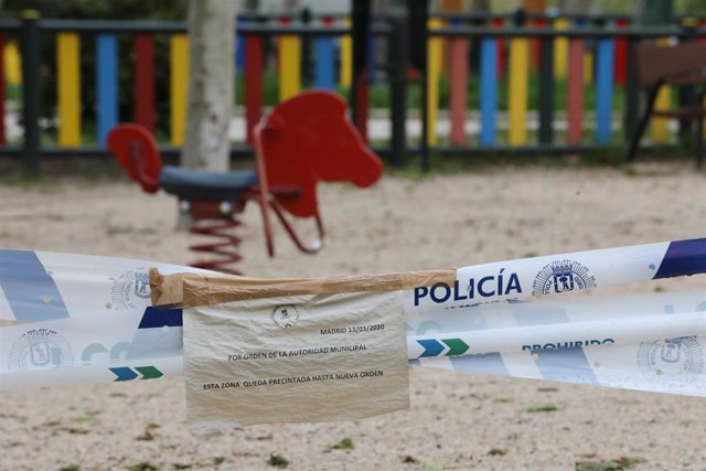 Parques infantiles de la capital precintados con cintas de la policía por la crisis del Covid-19 