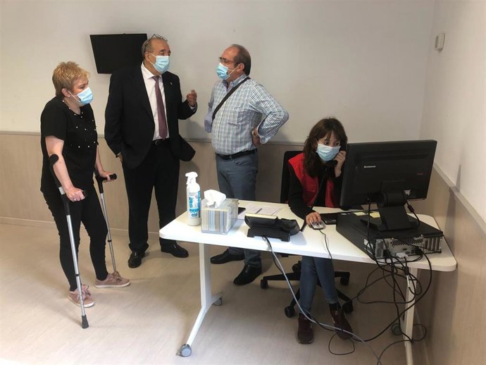 El presidente de la DPT, Manuel Rando, y la diputada Rosario Pascual, visitan el servicio de teleasistencia de Cruz Roja