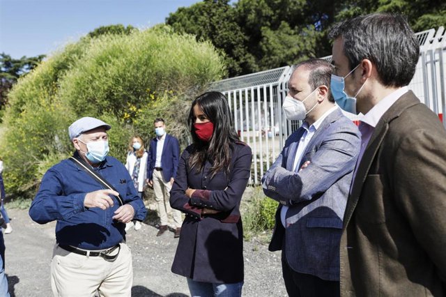 La vicealcaldesa Begoña Villacís mantiene una conversación con un vecino durante su recorrido por el cerro Almodóvar acompañada del delegado de Desarrollo Urbano, Mariano Fuentes