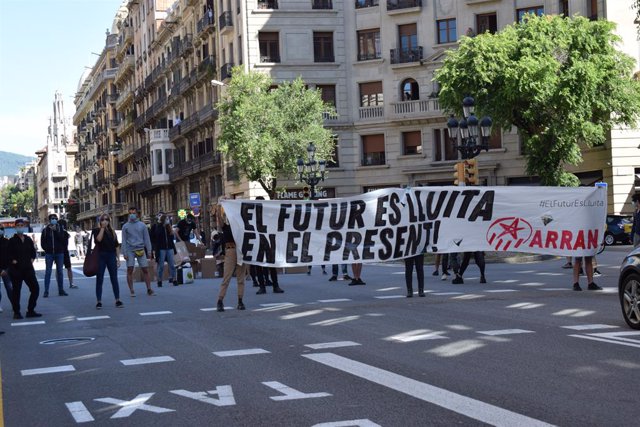 Jóvenes de Arran cortan la Via Laietana de Barcelona