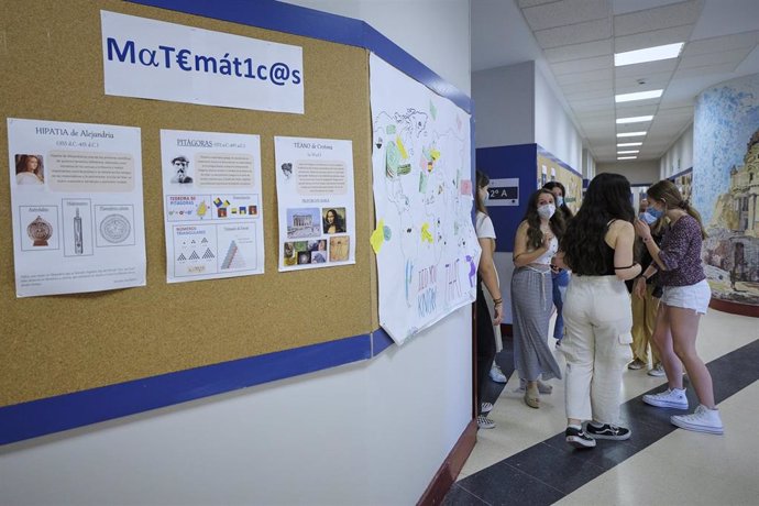 Alumnos de 2 de Bachillerato del Colegio Alameda de Osuna hablan en el pasillo tras vovler a las aula. En Madrid (España), a 8 de junio de 2020.