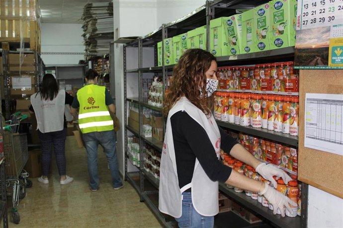 Personas voluntarias en la despensa de Cáritas