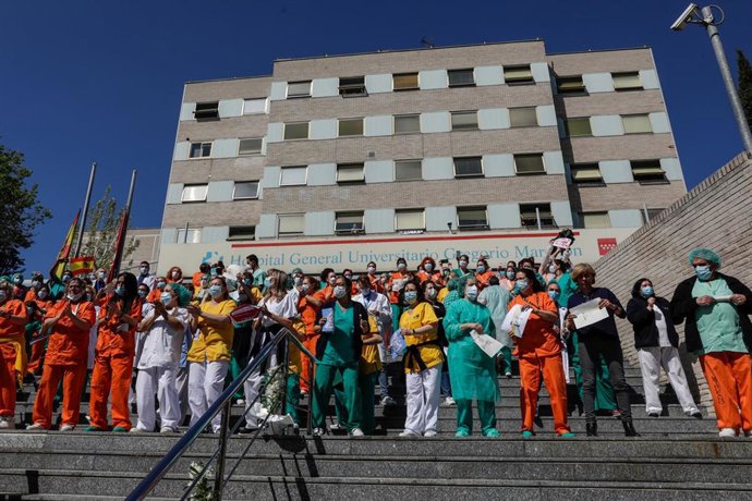 Un grupo de trabajadores del Hospital Gregorio Marañón, en la entrada del centro, en Madrid (España) a 12 de abril de 2020. 