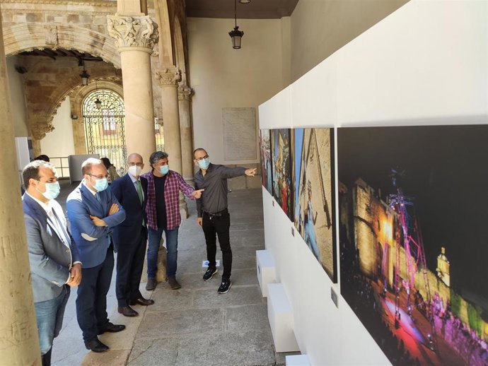 José Vicente, primero por la derecha, muestra imágenes de la exposición a las autoridades presentes en la inauguración.