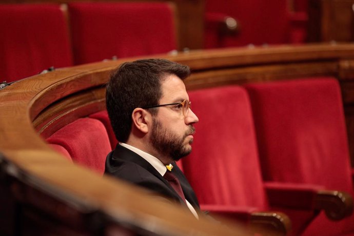 El vicepresident de la Generalitat i el conseller d'Economia, Pere Aragons, en el ple del Parlament en una imatge d'arxiu. 