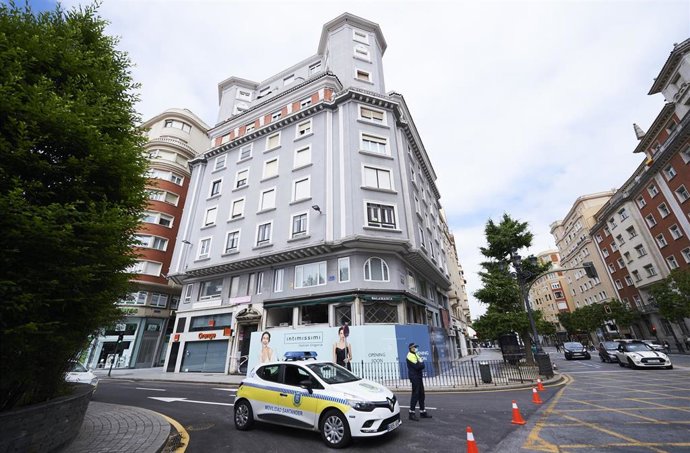Fachada del edificio número 13 de la calle Isabel II de Santander desalojado. 