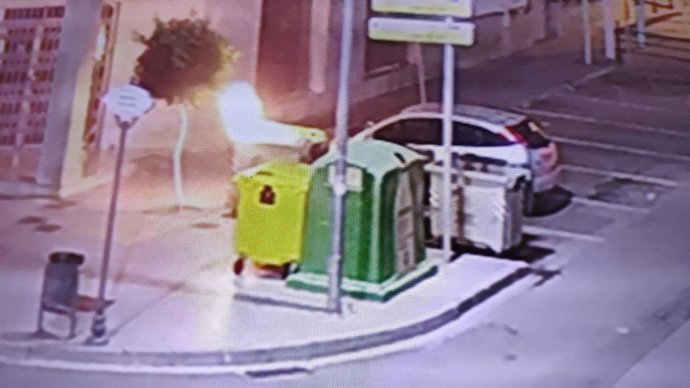 Contenedor ardiendo en Lora del Río tras la quema por parte de un joven, vecino de la localidad sevillana