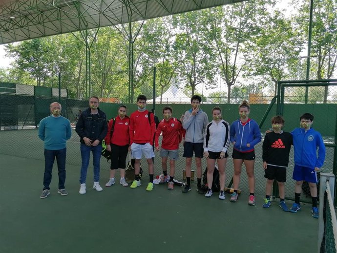 Entrega mascarillas a Federación de Tenis