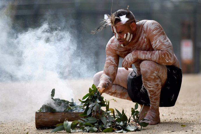 Un australiano celebra un rito aborigen durante la apertura de un nuevo zoo en Sídney
