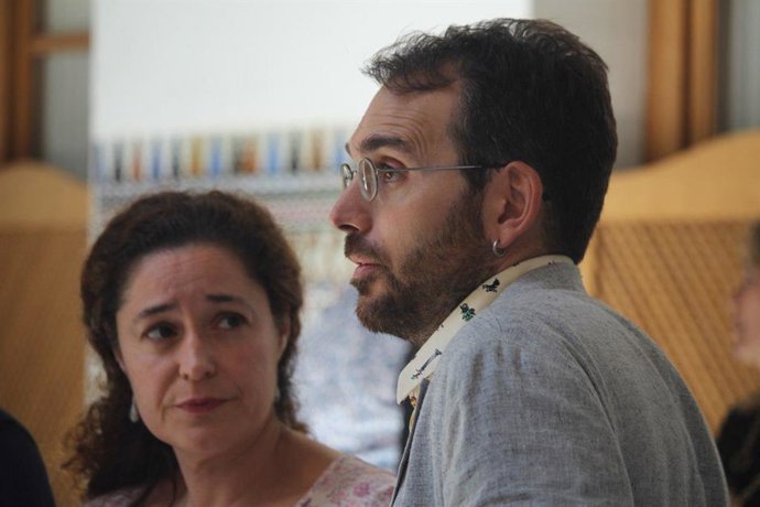 El coordinador general de IU Andalucía, Toni Valero, en una foto de archivo junto a la portavoz parlamentaria de Adelante Andalucía, Inmaculada Nieto.