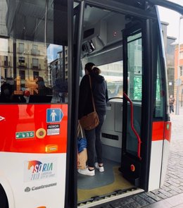 Usuarios del bus urbano de Soria este martes, con la ocupación ya al 100%