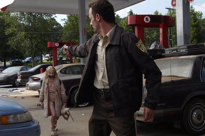 Rick y la niña zombie en la primera temporada de The Waking Dead
