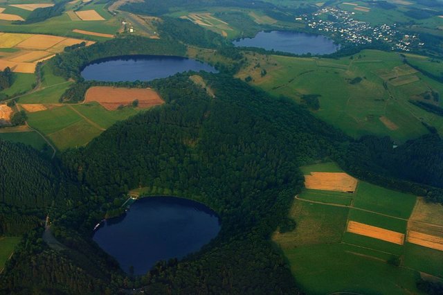 Tres 'maars' rellenos de agua en la región alemana de Eifel, testigos del un pasado volcánico