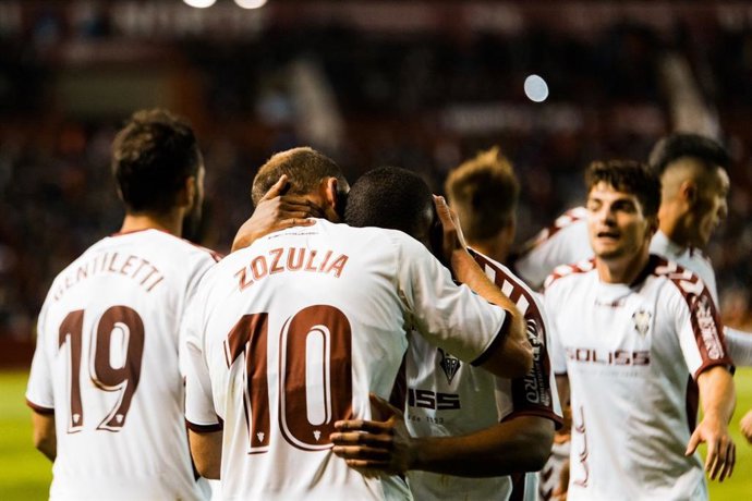 Roman Zozulia celebra un gol con el Albacete Balompié.