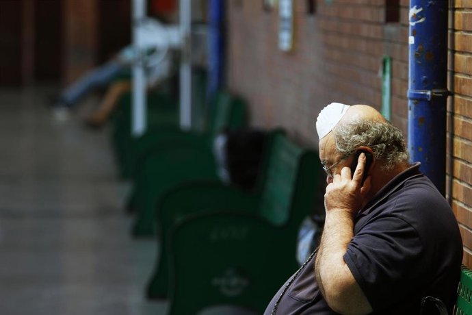 Viajeros suben a los autobuses en la estación de Málaga, durante el primer día de la Fase 3. Málaga a 8 de junio del 2020