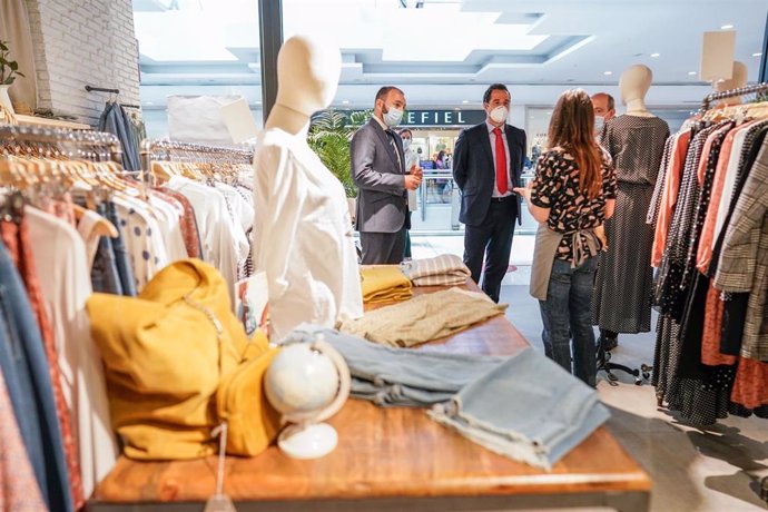 Ignacio Aguado y Manuel Giménez en su visita al centro comercial de La Vaguada