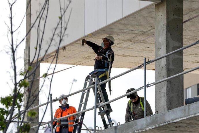 Varios trabajadores de una empresa de hierros del Polígono Industrial Prado Overa trabajan en la construcción de un edificio el día en el que se reactiva la actividad laboral no esencial en las empresas cuyos empleados no puedan teletrabajar cuando se c