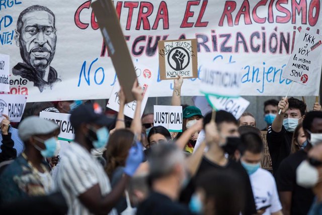 Manifestantes convocados por la Comunidad Negra, Africana y Afrodescendiente se concentran frente a la Embajada de EEUU por la muerte de George Floyd, las vidas negras y contra el racismo, en Madrid (España) a 7 de junio de 2020.