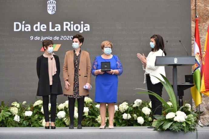 Entrega de la presidenta del Gobierno de la Medalla de La Rioja 2020 al colectivo de profesionales sanitarios y sociosanitarios