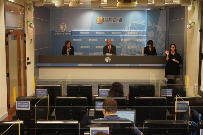 Los consejeros Josu Erkoreka, Cristina Uriarte y Nekane Murga en rueda de prensa.