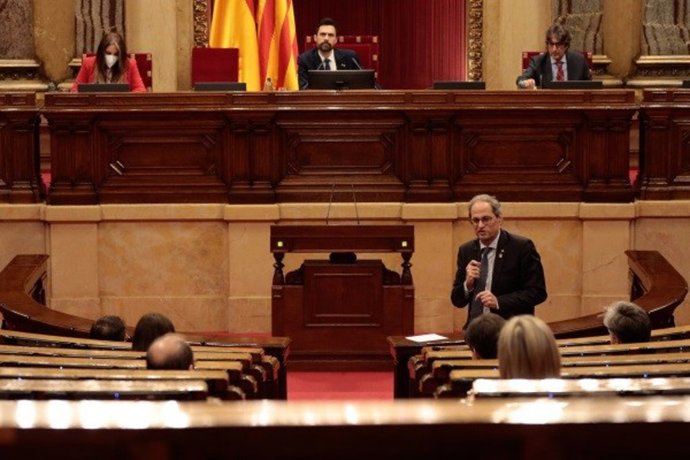 El presidente del Govern, Quim Torra, y el del Parlament, Roger Torrent, en el pleno del 3 de junio.