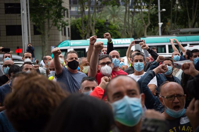 Trabajadores de Nissan Motor Ibérica, en la Zona Franca de Barcelona, se congregan a su paso por la Avenida Diagonal en una de las marchas lentas que se han convocado.