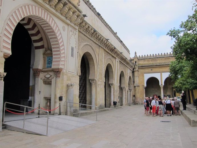 Un grupo de turistas en el Patio de los Naranjos de la Mezquita de Córdoba, en una imagen de archivo.